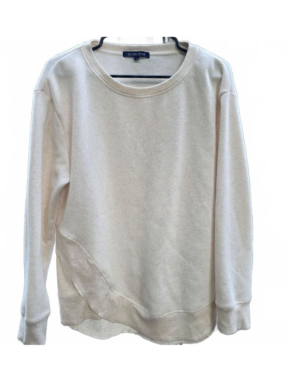 Wmn's Large - Ocean Drive cream sweatshirt with hip detail